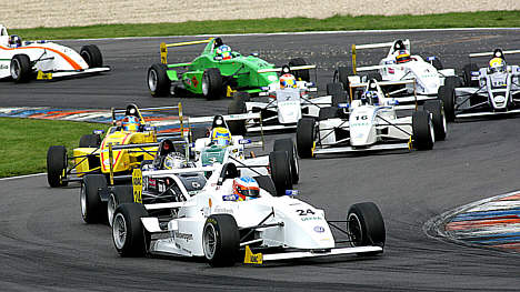 Marco L. Sørensen fører feltet an under det andet mesterskabsheat på Tysklands nyeste motorbane: EuroSpeedway.